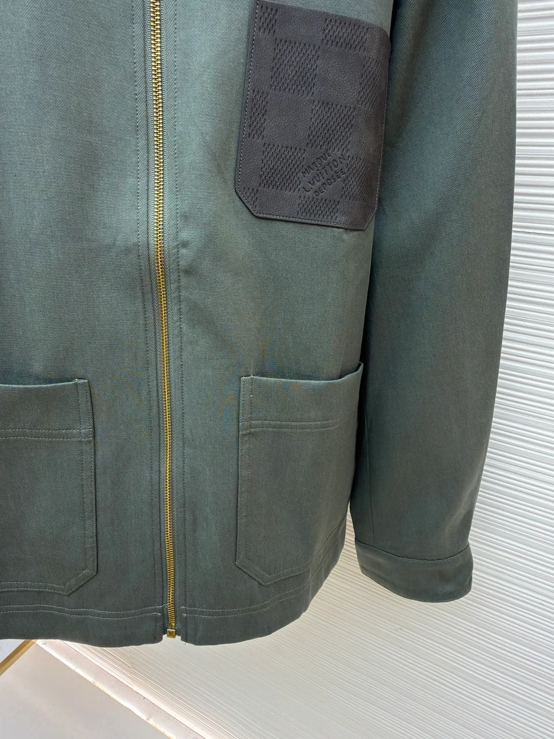 LOUIS VUITTON checkerboard pocket zipper jacket ●Original version: Purchased and developed by 23403 ●Item number: 1682124-B50 ●Fabric: linen fabric ●Technology: hot-pressed lamination ●Color: green ●Version: fitted version ●Weight: about 825 grams ●Size: S-M-L-XL ●Description: This Louis Vuitton black lapel zipper jacket shows the brand's exquisite craftsmanship. The body is made of high-density twill fabric. It has been pre-shrunk and shaped and ironed to give the fabric a crisp silhouette and wrinkle resistance, smooth touch and excellent wear resistance. The placket is equipped with a customized metal zipper. The zipper teeth are precision polished and gold-plated, making it smooth and durable. The zipper head is engraved with the brand's classic logo, and the details highlight the texture. The body pockets are made with welt bag technology, and the edges of the pockets are reinforced with double-needle stitching, which not only ensures practicality but also makes the fit neater. The chest patch pockets are spliced ​​with fabrics of different textures, and the hot-pressing lamination process makes the splices smooth and free of glue marks. The lapel part has been three-dimensionally cut and hand-drawn to fit the neck line and is not easily deformed. Every stitch follows strict stitch length standards, perfectly combining simple design with exquisite craftsmanship. The overall wiring is straight and delicate, the fabric is comfortable and soft, and the color is consistent without color difference. It can be matched with the same style to create a fashionable look and control various occasions. Customized accessories, complete with three standards, same style for men and women!